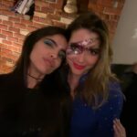 María Gabriela de Faría Instagram - ¡Es media noche en España y hay fiesta en todo el planeta! Mi hermana cumple años. Ella existe. La amo y me ama. Y mi vida, y la de tantísimos, es infinitamente más rica y más divertida porque ella existe. Tuve que haber hecho algo muy bueno para que Dios nos regalara la dicha de enamorarnos en esa fiesta salvaje donde le sangraban los pies de tanto bailar. Porque ella es así. Candela. Le gusta caminar por el medio como se goza extremos. ¡Y es que ella lo lleva todo tan bien! Eloísa Susana, mi deseo para ti ya lo vives. ¿Y lo que viene? No hace falta deseartelo porque te lo estás currando y lo estás logrando. Te amo como Buzz Lightyear. Feliz vida, hermana mía.