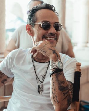 Marc Anthony Instagram - Quién ya se gozó #PuntaCana en una playa?