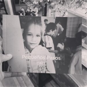 Marcela Kloosterboer Instagram - Algo de lo que fue la noche en Madrid a beneficio de la ong @pequenos_pasos Con lo recaudado: ➡️ Se va a ampliar y mejorar el espacio de oficios en San Martín, pcia de Buenos Aires. ➡️Se va a construir una cocina laboratorio en Jujuy. ➡️Se va a construir un espacio de oficios tecnolabor en El Soberbio, Misiones. ➡️Se va a profesionalizar el espacio de oficios en Buenos Aires Misiones y Jujuy. Realmente #TUPASOAYUDA Vamos por más 👣❤️