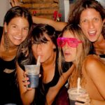 Marcela Kloosterboer Instagram - Ayer festejé rodeada de mucho amor 💜 El otro día escuché que cuánto más amplio es el mundo que te rodea, más amplia se vuelve tu cabeza. Y así quiero que sea y siento que es. Estoy rodeada de mucha gente que amo, que valoro y de la que aprendo día a día. Siento que ese es el resultado de estos 40 años. Haber llegado hasta acá con la familia que construimos con Fer y tener cerca personas tan valiosas. Le doy gracias a la vida y gracias a mi. En la última foto nos fuimos de joda (15 años atrás 😅)