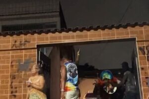 Marcelo D2 Instagram - Esse ano acreditei na música com cada poro que eu tenho no meu corpo, com todo o meu ser, dormi e acordei IBORU

Um amigo me perguntou o que é o NOVO SAMBA TRADICIONAL e eu só posso responder de uma maneira: ouça o disco, vá ao show, assista o filme, aparece lá na ocupação por que não tem como eu explicar melhor do que você ouvindo ou vendo com seus próprios olhos. 

Além do IBORU esse ano o Amar é para os fortes virou série, Ganhei 2 Grammys com o Planet Hemp e sério faço isso por mais de 30 anos e me dedico tanto que isso literalmente  virou uma experiência espiritual. Espero que tenha tocado vcs também por aí, eu tenho certeza que 2023 foi só o começo de uma nova era e o trabalho ainda não acabou 

Feliz ano novo pra vcs família!
