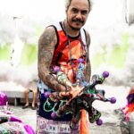 Marcelo D2 Instagram - o marcelo moleque nunca iria acreditar no que rolou ontem … a cultura dos bate-bolas é o espetáculo da resistência do carnaval do surburbio do Rio .. é patrimônio cultural da cidade … ser homenageado pela @turmasucesso , viver todo o ritual de preparação da saída, ver minha família, amigos e toda a rapaziada vestidos de marcelo d2 pelas ruas de Rocha Miranda é uma emoção que não tem como descrever … foi a coisa mais incrível que eu vivi nos ultimos tempos @turmasucesso : eu ainda to em êxtase aqui !! muito obrigado 📷 @yancarpenter // @moving.comunicacao