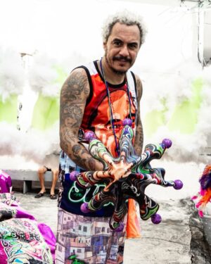 Marcelo D2 Instagram - o marcelo moleque nunca iria acreditar no que rolou ontem … 

a cultura dos bate-bolas é o espetáculo da resistência do carnaval do surburbio do Rio .. é patrimônio cultural da cidade … ser homenageado pela @turmasucesso , viver todo o ritual de preparação da saída, ver minha família, amigos e toda a rapaziada vestidos de marcelo d2 pelas ruas de Rocha Miranda é uma emoção que não tem como descrever … foi a coisa mais incrível que eu vivi nos ultimos tempos 

@turmasucesso : eu ainda to em êxtase aqui !! muito obrigado

📷 @yancarpenter // @moving.comunicacao