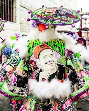 Marcelo D2 Instagram - o marcelo moleque nunca iria acreditar no que rolou ontem … 

a cultura dos bate-bolas é o espetáculo da resistência do carnaval do surburbio do Rio .. é patrimônio cultural da cidade … ser homenageado pela @turmasucesso , viver todo o ritual de preparação da saída, ver minha família, amigos e toda a rapaziada vestidos de marcelo d2 pelas ruas de Rocha Miranda é uma emoção que não tem como descrever … foi a coisa mais incrível que eu vivi nos ultimos tempos 

@turmasucesso : eu ainda to em êxtase aqui !! muito obrigado

📷 @yancarpenter // @moving.comunicacao