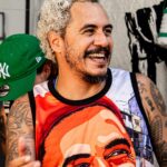 Marcelo D2 Instagram - o marcelo moleque nunca iria acreditar no que rolou ontem … a cultura dos bate-bolas é o espetáculo da resistência do carnaval do surburbio do Rio .. é patrimônio cultural da cidade … ser homenageado pela @turmasucesso , viver todo o ritual de preparação da saída, ver minha família, amigos e toda a rapaziada vestidos de marcelo d2 pelas ruas de Rocha Miranda é uma emoção que não tem como descrever … foi a coisa mais incrível que eu vivi nos ultimos tempos @turmasucesso : eu ainda to em êxtase aqui !! muito obrigado 📷 @yancarpenter // @moving.comunicacao
