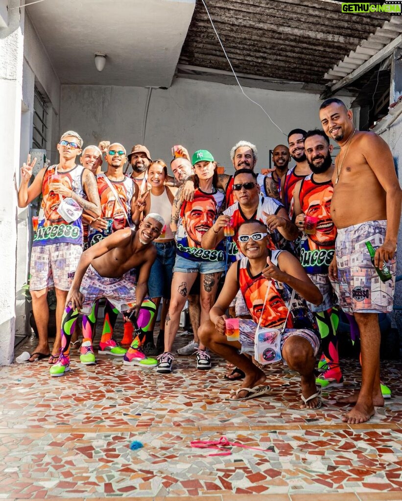 Marcelo D2 Instagram - o marcelo moleque nunca iria acreditar no que rolou ontem … a cultura dos bate-bolas é o espetáculo da resistência do carnaval do surburbio do Rio .. é patrimônio cultural da cidade … ser homenageado pela @turmasucesso , viver todo o ritual de preparação da saída, ver minha família, amigos e toda a rapaziada vestidos de marcelo d2 pelas ruas de Rocha Miranda é uma emoção que não tem como descrever … foi a coisa mais incrível que eu vivi nos ultimos tempos @turmasucesso : eu ainda to em êxtase aqui !! muito obrigado 📷 @yancarpenter // @moving.comunicacao