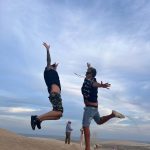 Marcelo Tinelli Instagram – Saltando de alegria en el Desierto de Doha, con mi primo amado, @lucianotirri ❤️