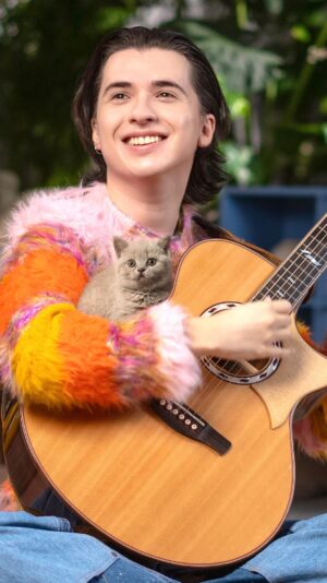 Marcin Patrzalek Instagram - No stress… Ain’t No Sunshine is out now everywhere 🐱 #guitar