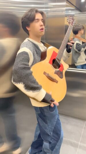Marcin Patrzalek Instagram - stuck in an elevator and forced to play 2017 top radio hits 😭 #guitar