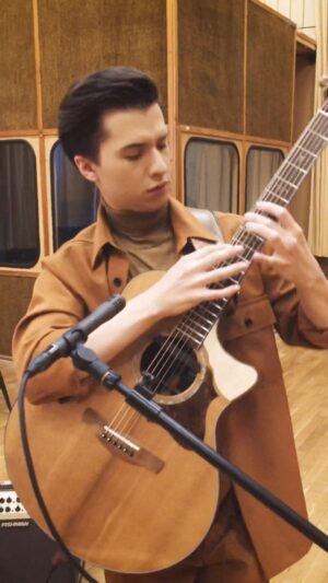 Marcin Patrzalek Instagram - Fly Me To The Moon official live session is out now ☁️💖 Link in bio