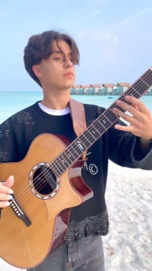 Marcin Patrzalek Instagram - When your string breaks, but you must keep playing… 
#guitar #maldives