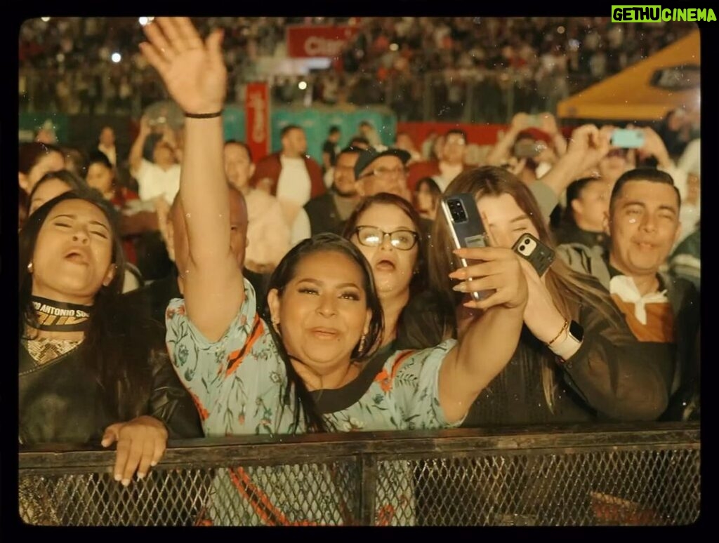 Marco Antonio Solís Instagram - Una noche de emociones a flor de piel fue la que vivimos en Tegucigalpa con la presentación de #ElBukiWorldTour durante su paso por Centroamérica. Agradezco a Dios por permitirme una vez más tocar sus corazones con mi música.