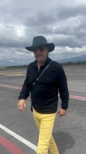 Marco Antonio Solís Instagram - Quito ya llegué !! Nos vemos esta noche ✌🏼🫶🏻 Quito, Ecuador