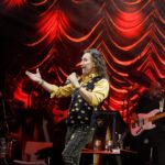 Marco Antonio Solís Instagram - Regresar a New Jersey es siempre una experiencia especial, más en esta ocasión donde las fechas coinciden casi casi con aquella vez hace ya algunos años que aquí muy cerquita, en NYC, conocí a quién hoy es mi compañera de vida @cristy_solis. En esta ocasión el escenario fue el @prudentialcenter de #Newark donde miles de corazones, muchos de ellos dominicanos, se unieron con este servidor para cantarle al amor. Esta gira ha estado llena de momentos especiales y fechas muy bonitas, repletas de gente con mucho amor que ha logrado una serie de #SoldOuts y este no fue la excepción. ¡Gracias a todos ustedes por el cariño que profesan a este servidor quien se mantiene fiel a todos ustedes!