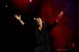 Marco Antonio Solís Instagram - Majestuoso espectáculo con un gran público fue el que vivimos anoche en la bella ciudad Bogotá. Gracias hermanitos de la capital del café por vivir y disfrutar enormemente conmigo de un episodio más de #ElBukiWorldTour.