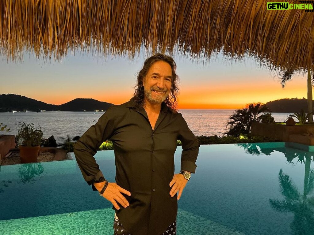 Marco Antonio Solís Instagram - Honrando siempre a mi eterna cómplice y compañera y bendición, la inspiración. Gracias por darle un espacio en su corazón a alguna de mis letras y melodías. Eternamente Agradecido🙏🏻