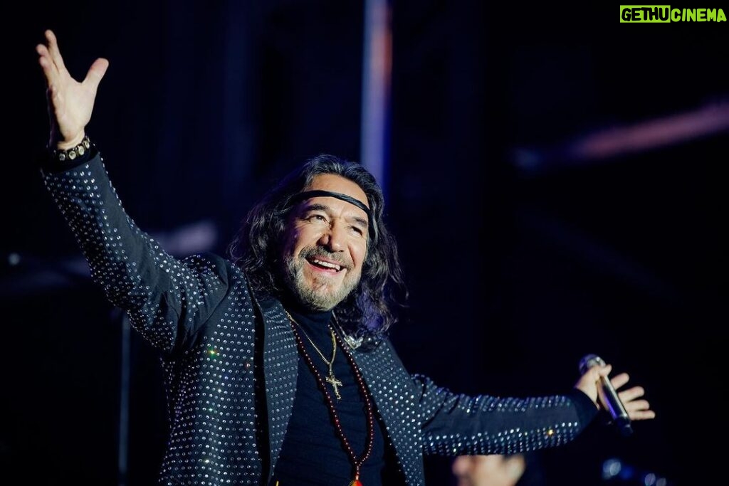 Marco Antonio Solís Instagram - Millones de gracias por la maravillosa e increíble noche romántica que vivimos con toda la #Bukimania en el @besamemuchofest en Los Ángeles. No tenemos duda de que tenemos a los mejores fans que nos acompañan en cada concierto donde cantamos para recordar lo bello que es el amor. #BesameMuchoFest