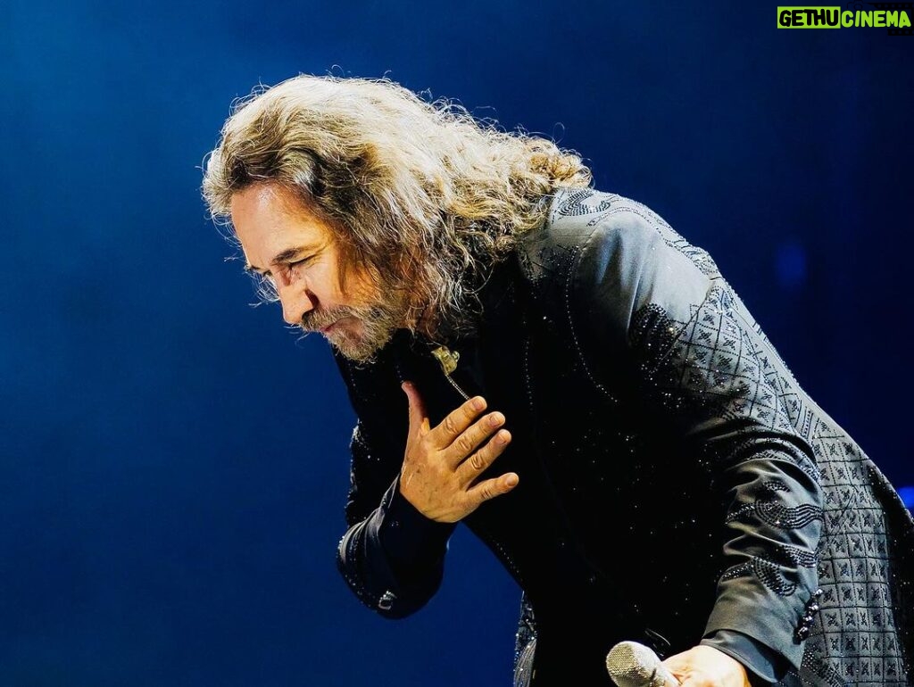 Marco Antonio Solís Instagram - Honrando siempre a mi eterna cómplice y compañera y bendición, la inspiración. Gracias por darle un espacio en su corazón a alguna de mis letras y melodías. Eternamente Agradecido🙏🏻