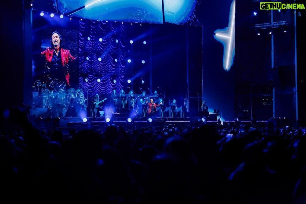 Marco Antonio Solís Instagram - Espectacular e increíble cierre de año con la gira #ElBukiWorldTour con mis hermanitos del país hermano, Guatemala. Una noche que estuvo llena de sorpresas y sentimientos a flor de piel. No me queda más que agradecer infinitamente a los toda esa gente bonita que me ha acompañado por años por permitirme entrar en sus corazones con mis letras que están inspiradas en el romanticismo y lo bonito que es vivir la vida.