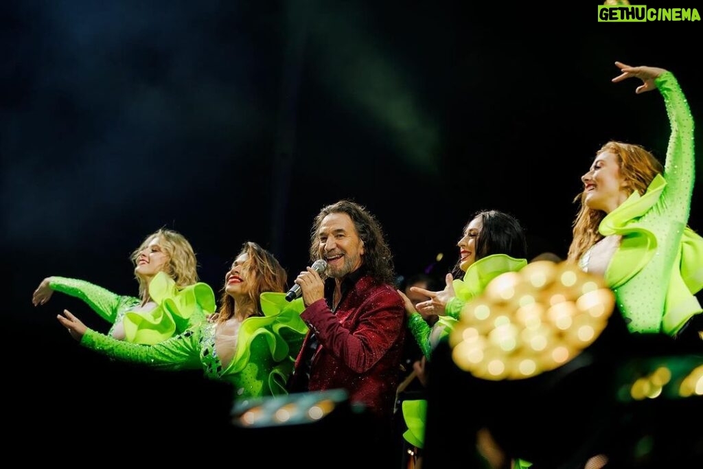 Marco Antonio Solís Instagram - Espectacular e increíble cierre de año con la gira #ElBukiWorldTour con mis hermanitos del país hermano, Guatemala. Una noche que estuvo llena de sorpresas y sentimientos a flor de piel. No me queda más que agradecer infinitamente a los toda esa gente bonita que me ha acompañado por años por permitirme entrar en sus corazones con mis letras que están inspiradas en el romanticismo y lo bonito que es vivir la vida.