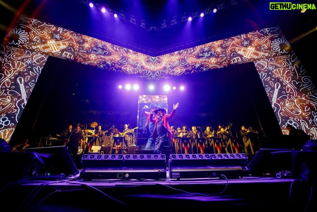 Marco Antonio Solís Instagram - Espectacular e increíble cierre de año con la gira #ElBukiWorldTour con mis hermanitos del país hermano, Guatemala. Una noche que estuvo llena de sorpresas y sentimientos a flor de piel. No me queda más que agradecer infinitamente a los toda esa gente bonita que me ha acompañado por años por permitirme entrar en sus corazones con mis letras que están inspiradas en el romanticismo y lo bonito que es vivir la vida.