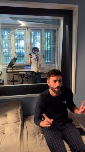 Marco Mengoni Instagram - Diamo una sbirciatina 👀 al backstage della nuova versione di “Due Nuvole” con Marco Mengoni e @iosonoariete.