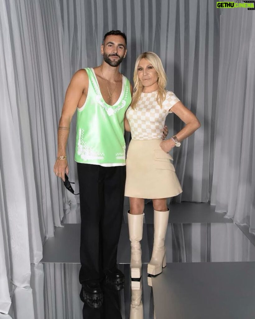 Marco Mengoni Instagram - Let’s work together for a future where love is love and equality is reality for everyone. Please get on your feet to pay tribute to the winner of the Humanitarian Award For Equity And Inclusivity, a very good friend! The one and only, Donatella Versace. #MFW #CNMISUSTAINABLEFASHIONAWARDS @cameramodafashiontrust @milanfashionweek Teatro Alla Scala Milano