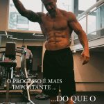 Marcos Mion Instagram - SERÁ QUE VOCÊ ENTENDE? . O resultado não pode ser seu foco. Em nenhuma situação da sua vida. Aos 44 eu posso falar com toda certeza: a vitória não é chegar no resultado, a vitória é enfrentar o processo, aguentar o tempo que for necessário pra ver algum tipo de resultado. E, o mais importante, entender que, na maioria das situações, o resultado não vai chegar nunca porque o processo se transforma no resultado final. Essa é uma das maiores sabedorias da vida. . Muito difícil numa época onde 15 segundos bastam, onde não existe mais o profundo, o estudo vertical, a dedicação extrema, onde o oitavo lugar ganha troféu só porque foi na competição, numa época que já existe o mesmo número de influenciadores do que médicos, entender que para atingir as coisas grandiosas é necessário: - abdicação de muitos prazeres. - não fazer o que vc quer, mas o que é necessário. - ter dedicação acima do que é considerado aceitável pelos parâmetros atuais… - Resumindo, é necessário “horas de vôo”. É obrigatório regularidade durante os processos longos da vida. A G U E N T A N D O. . Não existe caminho fácil ou rápido. Se é rápido e fácil não vale a pena ou é errado. Pois tudo que é grandioso, que é monumental, que é admirável causa dor, incômodo, vontade de desistir… vai contra nosso instinto de preservação física e mental. Por isso o processo é o que importa, é o que te fortalece. . Então um dia você acorda e entende que o resultado final vira uma CONSEQUÊNCIA. Consequência de toda sua dedicação. Vira uma questão de tempo. . E, se tudo der certo, quando você chegar naquele objetivo final inicial você vai perceber que ele já não é mais importante porque você evoluiu tanto no processo que já está precisando de outros objetivos, ainda maiores. . Pra ter o que poucos tem, você tem que fazer o que poucos fazem. Parece que estou falando do processo difícil, dolorido, doloroso e extremo que passei para transformação física para virar o Max Machadada, mas estou falando sobre todas situações da vida.