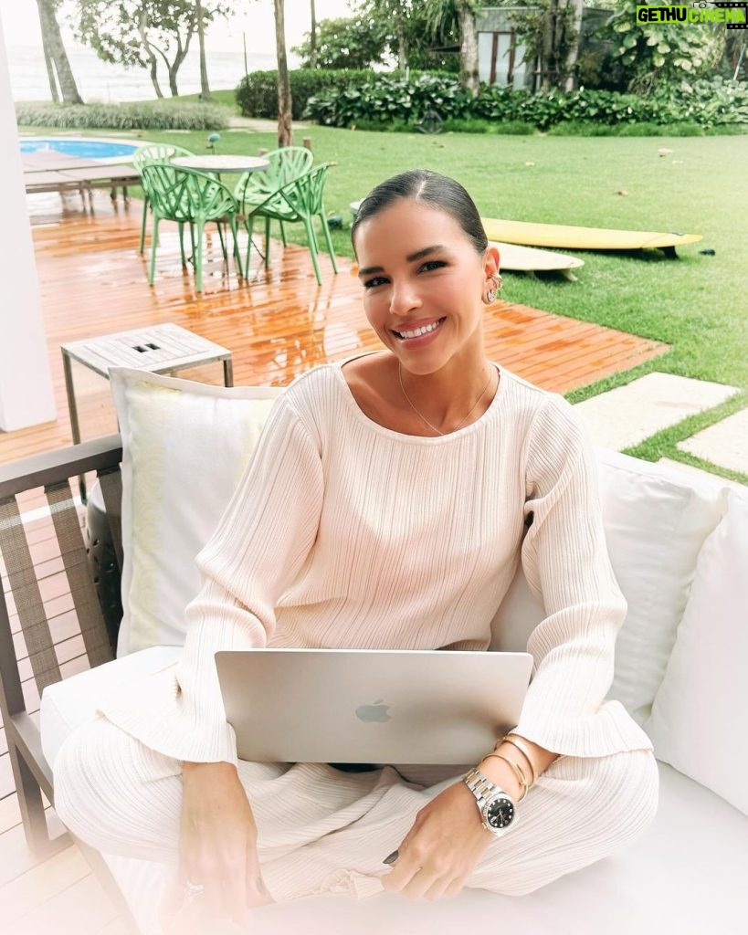 Mariana Rios Instagram - Você pode ser tudo que quiser, desde que haja verdade em seu coração! De uns tempos pra cá, carrego a tira colo, meu computador e um bloco de notas. Tenho estudado muito sobre psicanálise, filosofia e história. Tudo isso se conecta com meus projetos futuros. Enquanto aguardo o lançamento do meu segundo livro, já comecei a escrita do terceiro que será um romance. É tão bom quando permitimos o passeio por novos universos! Quando conseguimos trabalhar com aquilo que toca nossa alma! Estruturar a Imersão Basta Sentir, tem mexido muito comigo também! Antigos sonhos que vieram a tona somente agora. Nunca é tarde pra buscar, compreender e viver o novo! Passear pelo desconhecido traz o friozinho na barriga! Sair da zona de conforto! Se reinventar! Sigo aqui aproveitando ao máximo cada segundo de construção de todos esses projetos! Sempre desfrutando o momento presente, com a certeza de que é somente ele que importa! Mariana Rios