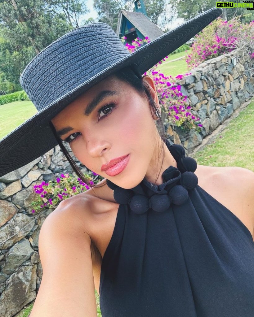 Mariana Rios Instagram - Sou frágil quando triste Forte quando luto Calma na caminhada Sou lady quando é preciso Moleca para os amigos Mulher em minha jornada Sou intensa quando amo Rígida quando faço Vento que sopra leve Fogo que não se apaga Eu cuido quando gosto Também quando não gosto cuido Sou todas dentro de mim Não queira me fazer diferente Eu sou assim Me veja com bons olhos Se orgulhe das minhas batalhas Sou mulher que bate no peito Com qualidades raras Eu escuto, olho e falo ao mesmo tempo Não preciso de uma tarefa só Não me calo diante ao desrespeito Sou mulher Em pingo d’água, dou nó. Mariana Rios Punta del Este, Uruguay