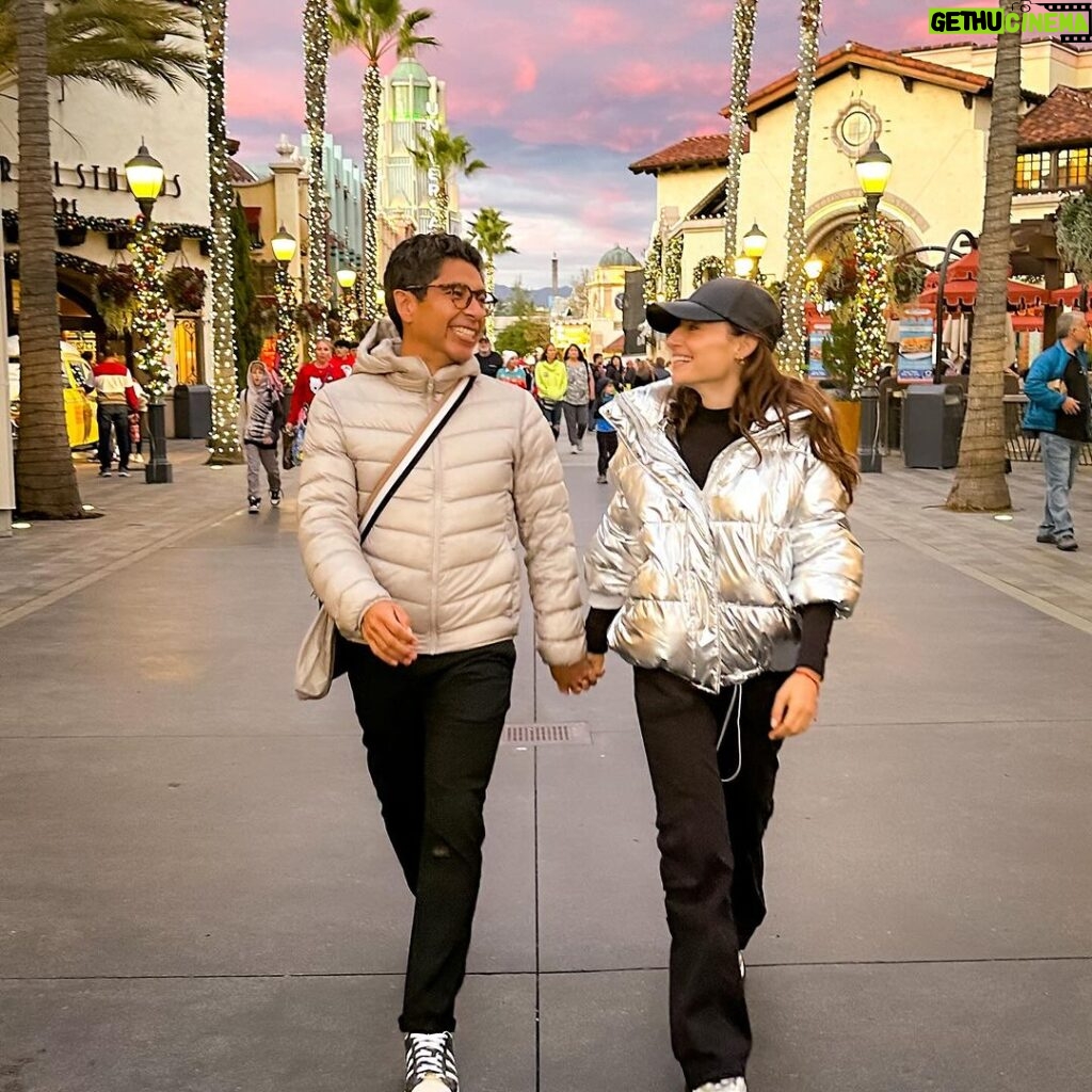 Marimar Vega Instagram - Corazón contento ❤️ de que estémos todos juntos y en LA,empezamos las vacaciones en familia en @unistudios Gracias @raul_bllamas por hacerlo posible disfrutamos muchísimo Universal Studios Hollywood