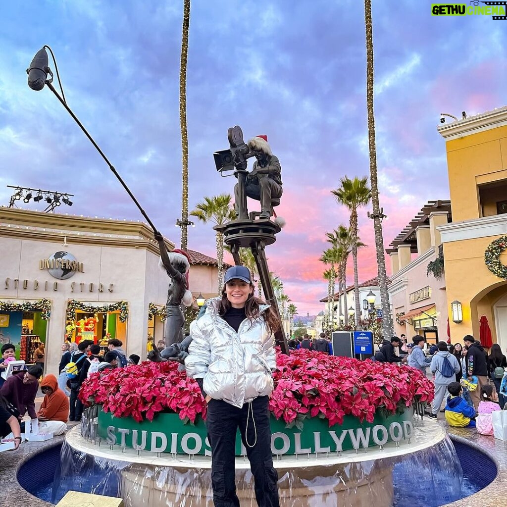 Marimar Vega Instagram - Corazón contento ❤ de que estémos todos juntos y en LA,empezamos las vacaciones en familia en @unistudios Gracias @raul_bllamas por hacerlo posible disfrutamos muchísimo Universal Studios Hollywood