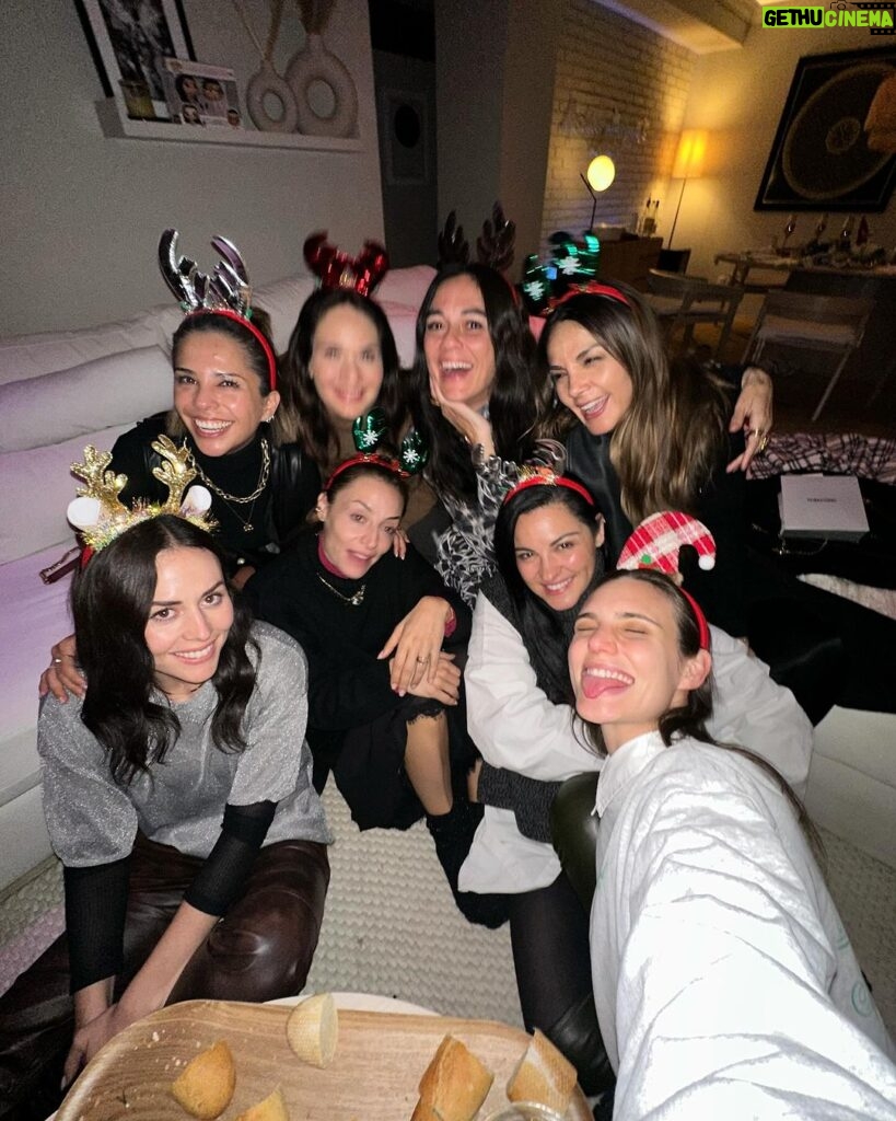 Marimar Vega Instagram - Intentamos tener una foto decente de nuestra hermosa cena navideña de ayer pero creo que no lo logramos 😭… Las amo infinito por siempre y para siempre ♾️