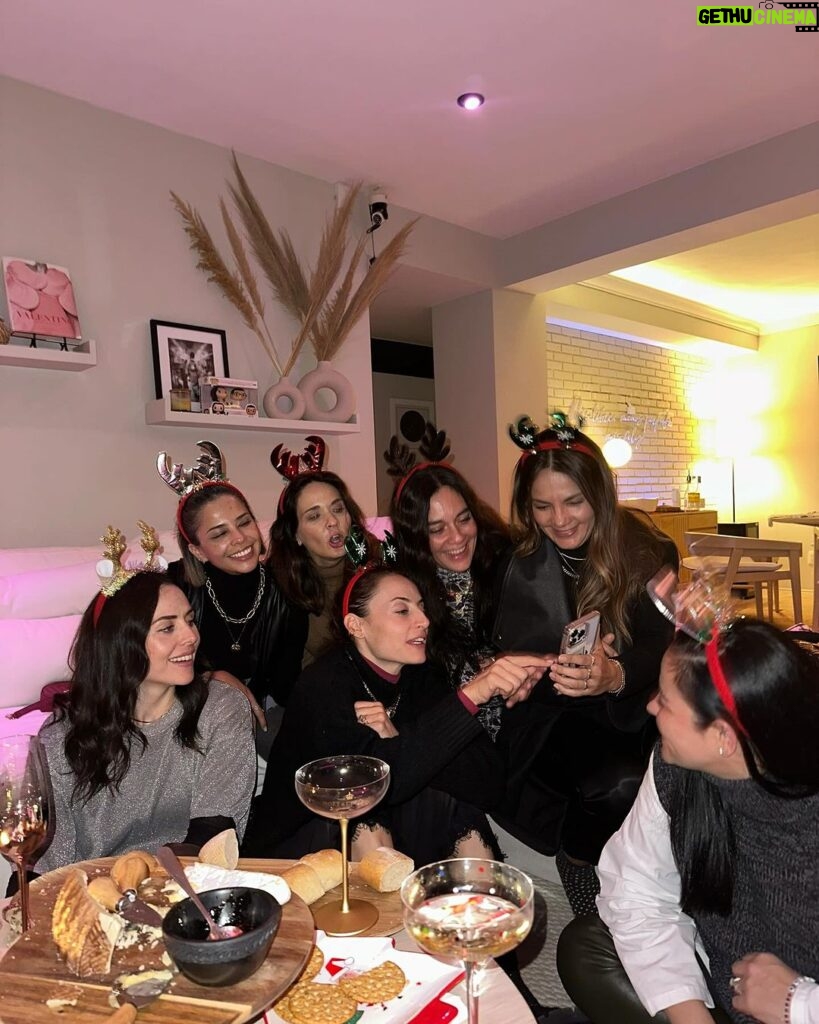 Marimar Vega Instagram - Intentamos tener una foto decente de nuestra hermosa cena navideña de ayer pero creo que no lo logramos 😭… Las amo infinito por siempre y para siempre ♾
