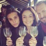 Marimar Vega Instagram - TBT PERO REAAAA! Se supone que 10 años atrás nos hicimos amigos, pero más bien nosotras encontramos un cachito de familia perdido 💕 SITIADOS FUE NUESTRA PRIMERA SERIE y sin saberlo sembró la semilla de todos los sueños que vinieron después! Gracias @nicoacunaf @benjaminvicuna.ok @soyandresparra @carmenglorialopezm por ser los compañeros más espectaculares y generosos🥹🥹🥹 x muchos añossss más