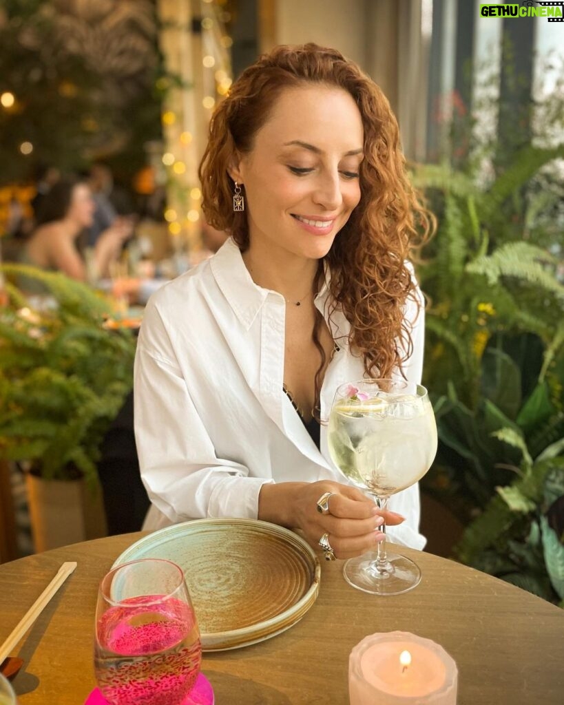 Marimar Vega Instagram - Ayer tuve un date con mi esposo ❤️ Y la galletita de la suerte ( ultima foto) me dio un msjito que me vino como anillo al dedo
