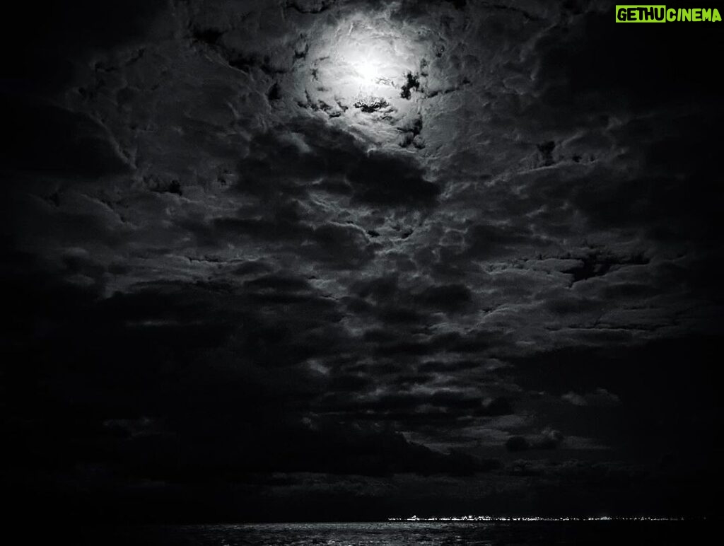 Marimar Vega Instagram - Hace 3 años esa luna llena en leo nos transformó la vida ✨🙏💕 Feliz luna llena ♌