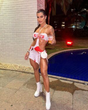 Marina Ferrari Instagram - Segundo dia de @camarotebrahmasalvador @brahmacerveja valorizem que deu trabalho colar esses brilhos 😂🫶🏽