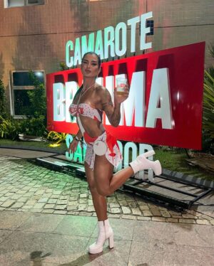 Marina Ferrari Instagram - Segundo dia de @camarotebrahmasalvador @brahmacerveja valorizem que deu trabalho colar esses brilhos 😂🫶🏽