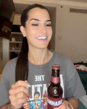 Marina Ferrari Instagram - Segundo dia de @camarotebrahmasalvador @brahmacerveja valorizem que deu trabalho colar esses brilhos 😂🫶🏽