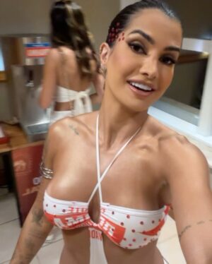 Marina Ferrari Instagram - Segundo dia de @camarotebrahmasalvador @brahmacerveja valorizem que deu trabalho colar esses brilhos 😂🫶🏽