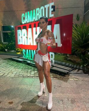Marina Ferrari Instagram - Segundo dia de @camarotebrahmasalvador @brahmacerveja valorizem que deu trabalho colar esses brilhos 😂🫶🏽