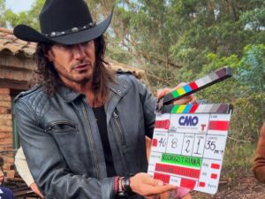 Mario Cimarro Instagram - Hasta pronto Colombia, me llevo un gran recuerdo de gente maravillosa, talentosa y comprometida, delante y detrás de cámaras ! 
Última toma , It’s a Wrap !!