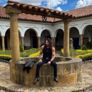 Mario Cimarro Instagram - Cuando te leo , cuando me escuchas, cuando me lees, cuando te siento...se estremece lo que somos ....es decir el sembrador y la tierra antes de la primavera.