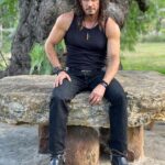 Mario Cimarro Instagram - Aqui, entre las rocas, donde todo es áspero, donde el tiempo puede ser palpado, donde el pasado parece inmortal, donde el futuro no se imagina, se encuentra la sala del trono. Aqui vive Juan Reyes .