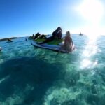 Mario Cimarro Instagram - Un bardo itinerante canta una cancion al fondo de la playa. Aparentemente es una cancion antigua, de amor. como la navidad tiene su rostro clasico de nieve y de luz, El bardo habla en terminos de ideales tal como nos gusta. En terminos de un presente grande, todopoderoso, azul que nace constantemente. El bardo y la navidad son los garantes de la plenitud del cumplimiento del sueño echo realidad .