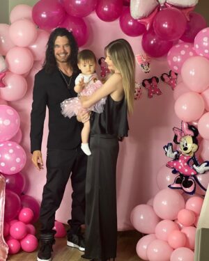 Mario Cimarro Instagram - Es increíble para nosotros pensar que ya haya pasado un año desde que te vimos nacer. Han sido 365 días de sorpresas y maravillosos momentos. Hoy queremos celebrar que eres una bebe sana, curiosa y cariñosa a la que adoramos. ¡La felicidad permanente llegó a esta casa un día como hoy! Aún eres muy pequeña, pero espero que cuando crezcas puedas leer este mensaje, y sentir el amor que tenemos por ti. Eres el orgullo de esta familia Bree ! La oportunidad de verte crecer durante este primer año, ha sido lo más hermoso que me ha pasado en la vida.