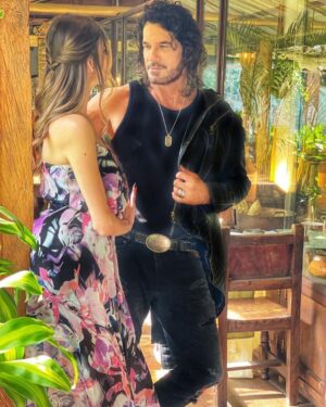 Mario Cimarro Instagram - El dia que tu nombre se está vistiendo de azul y de plata, el alma se encuentra a si misma y de mares se inundan sus playas.Brando o Briana ,que brille tu dia y tu nombre ..que brille  entre las estrellas!