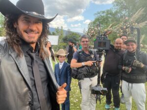 Mario Cimarro Instagram - Hasta pronto Colombia, me llevo un gran recuerdo de gente maravillosa, talentosa y comprometida, delante y detrás de cámaras ! 
Última toma , It’s a Wrap !!