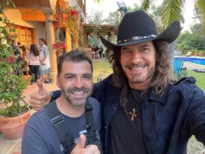 Mario Cimarro Instagram - Hasta pronto Colombia, me llevo un gran recuerdo de gente maravillosa, talentosa y comprometida, delante y detrás de cámaras ! 
Última toma , It’s a Wrap !!